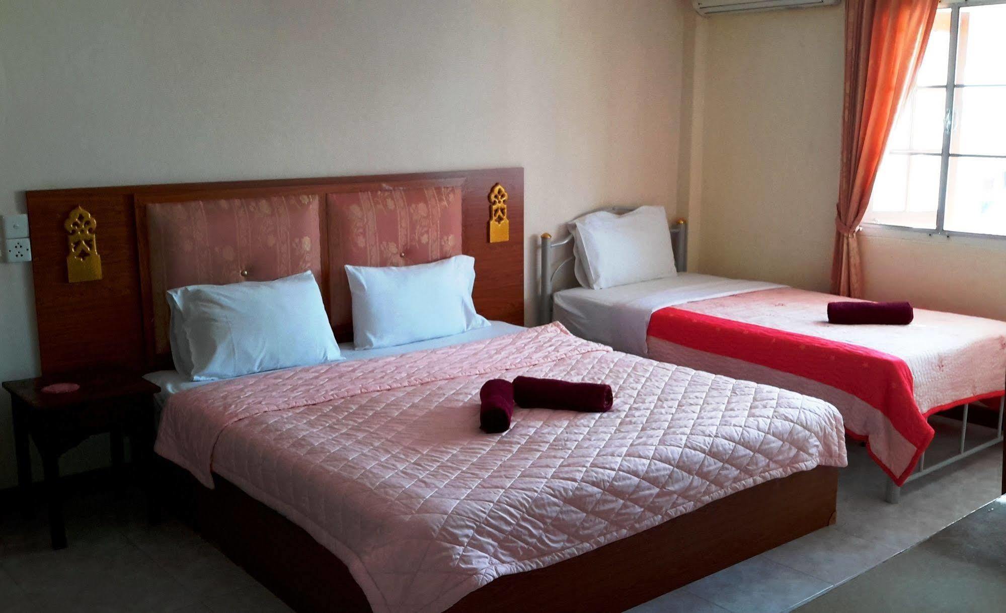 Hotel The Britannia à Chiang Mai Extérieur photo