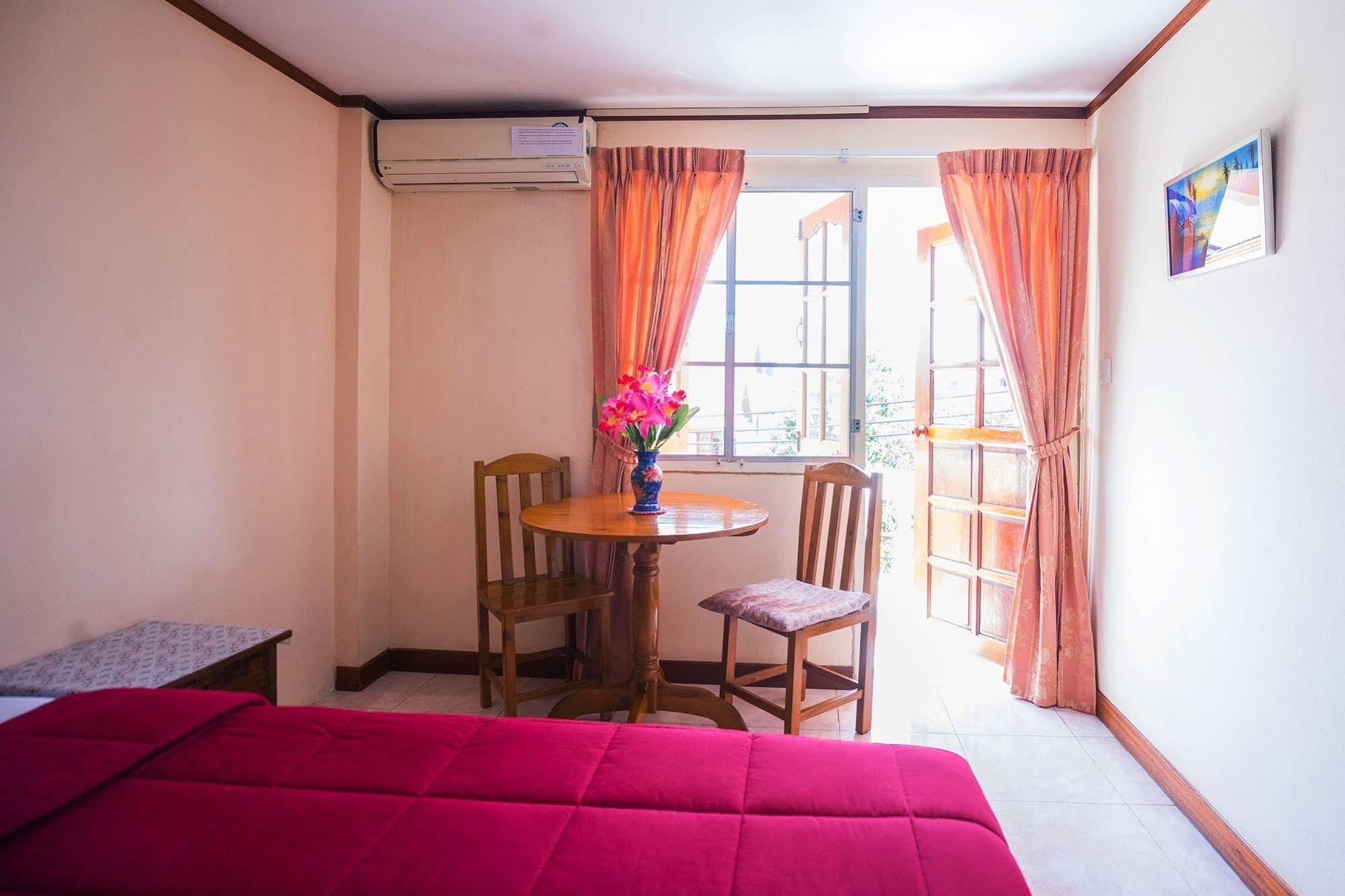 Hotel The Britannia à Chiang Mai Extérieur photo