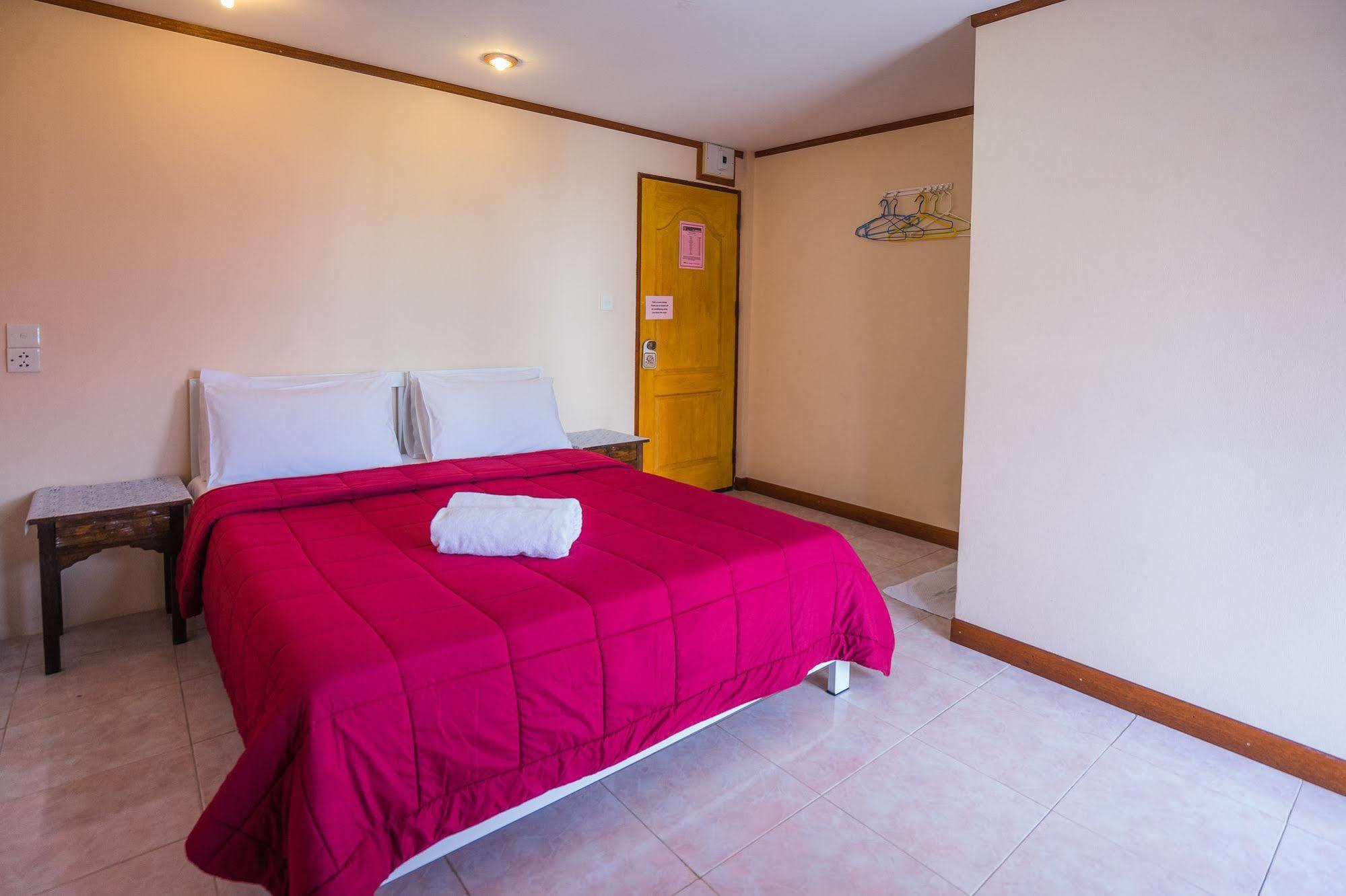 Hotel The Britannia à Chiang Mai Extérieur photo