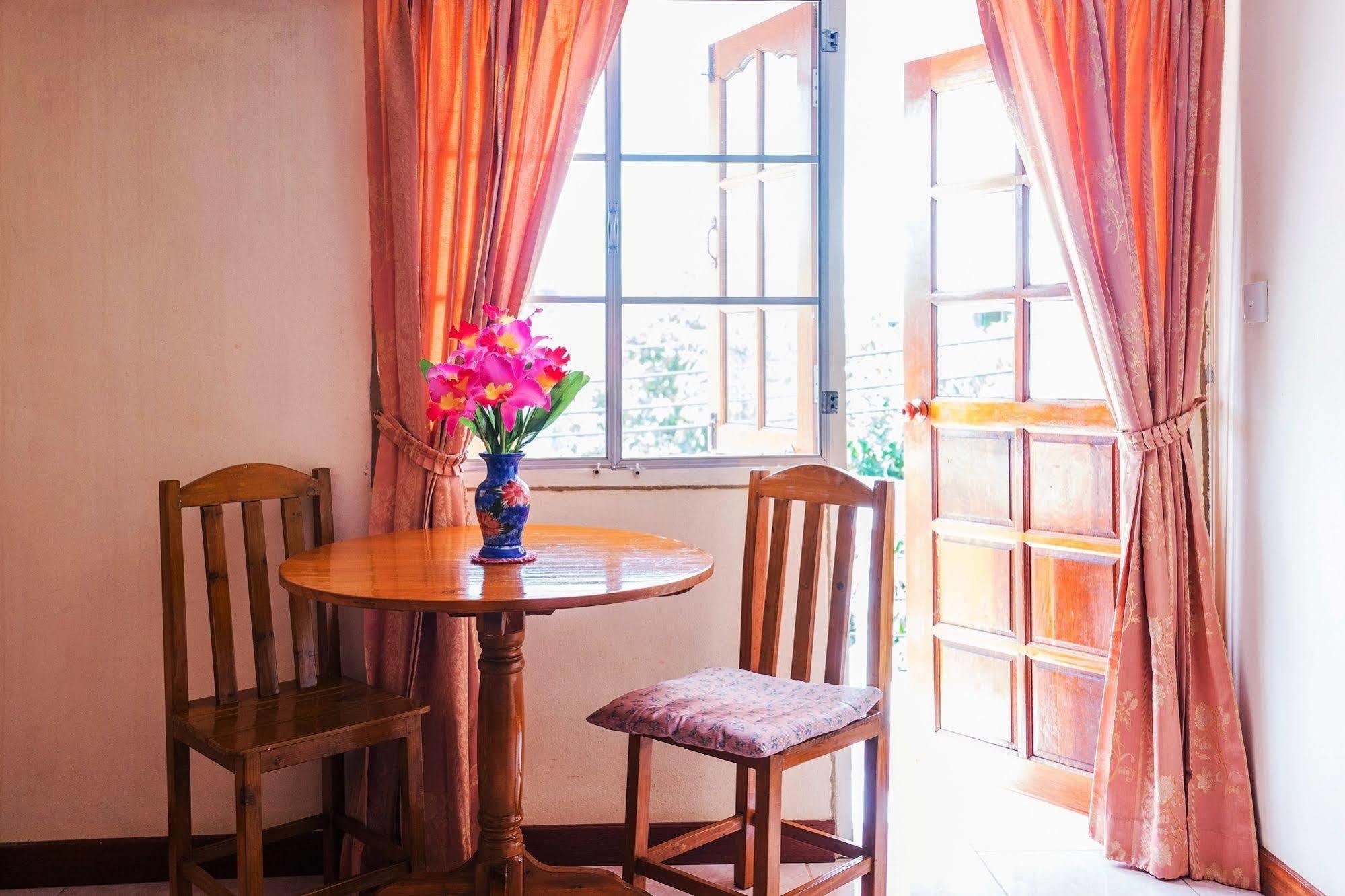 Hotel The Britannia à Chiang Mai Extérieur photo